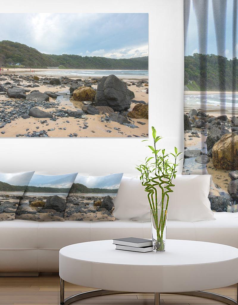 DesignQ Pretty Beach with Small and Big Rocks - Large Seashore Canvas Print