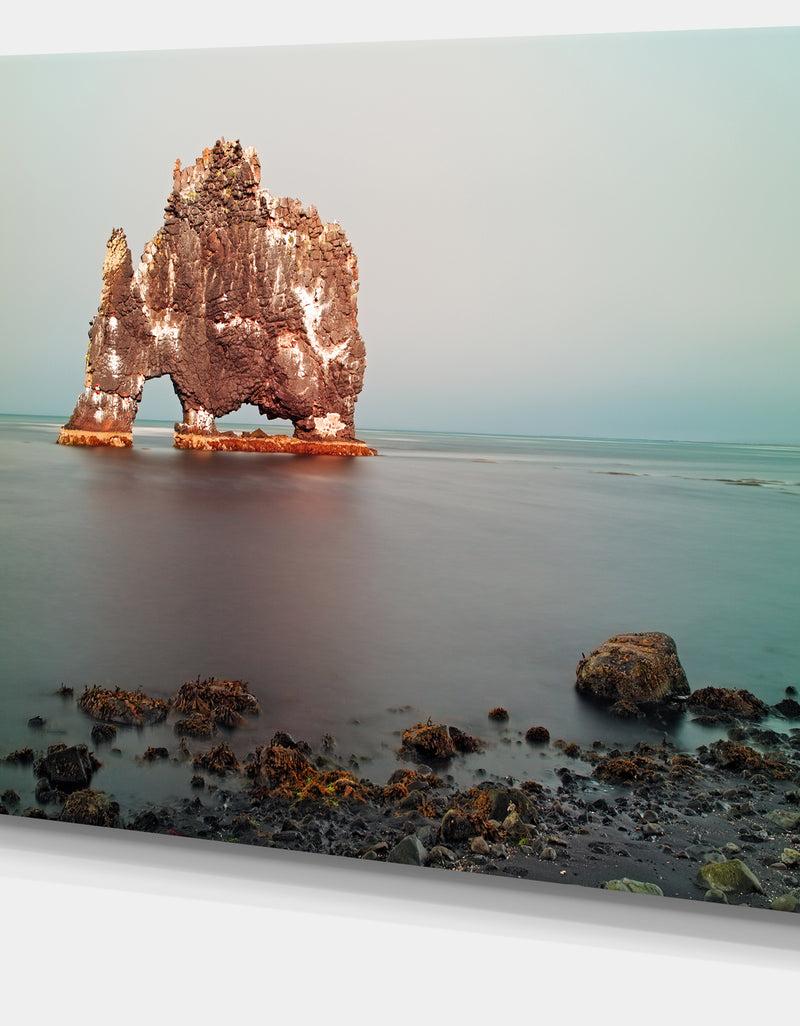 DesignQ Rock Sea Symbol In Iceland - Extra Large Seashore Canvas Art