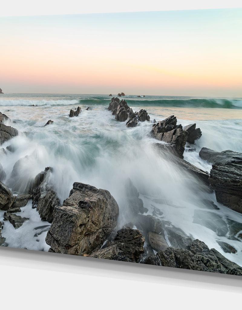 DesignQ Bay Or Biscay Rushing Waters - Modern Seashore Canvas Art