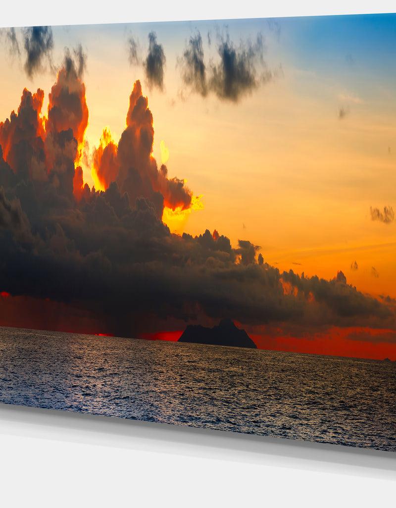 DesignQ Beautiful Sunset Over The Clouds - Landscape Art Canvas Print