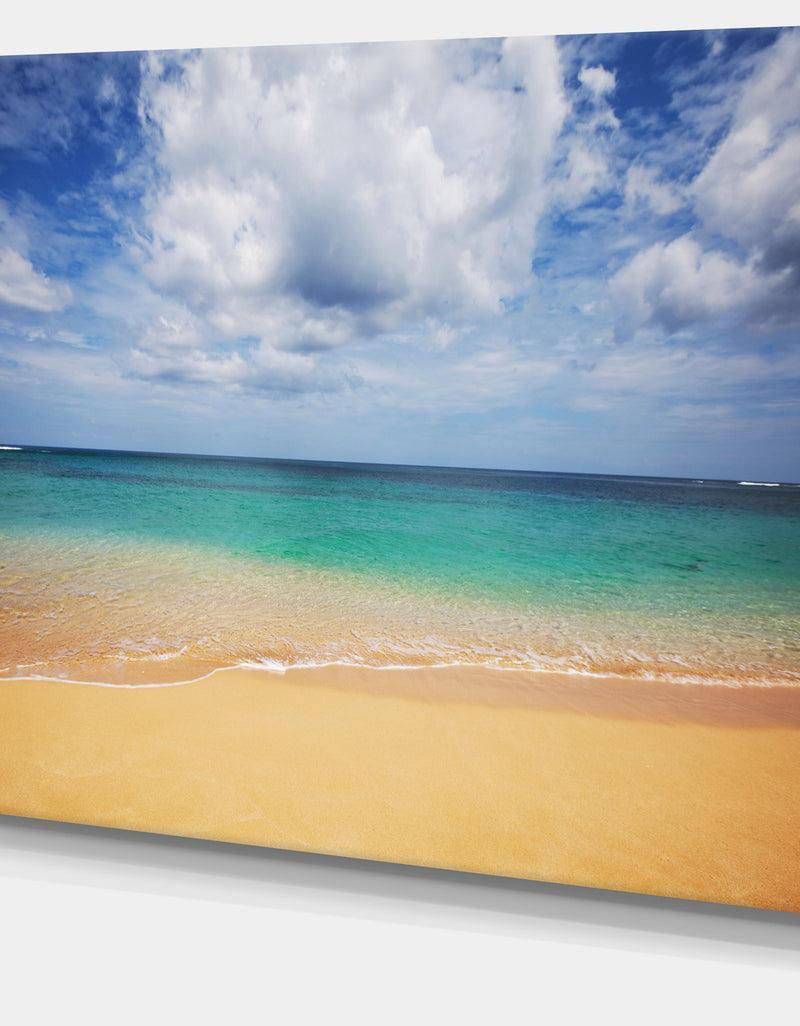 DesignQ Bright Seashore With Heavy Clouds - Modern Beach Canvas Art Print