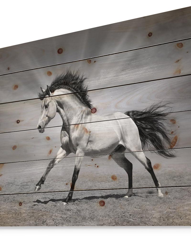 DesignQ Chestnut Horse In Motion - Farmhouse Animals Photographic Print On Natural Pine Wood