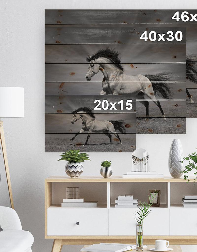 DesignQ Chestnut Horse In Motion - Farmhouse Animals Photographic Print On Natural Pine Wood