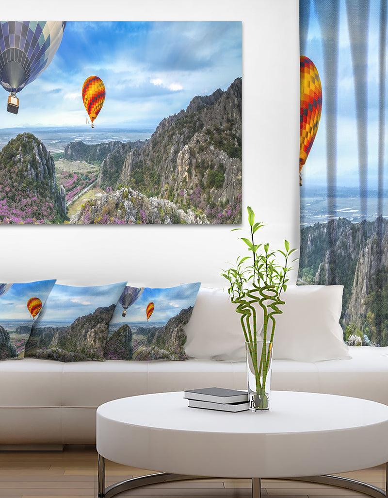 DesignQ Mountains and Balloon Landscape - Photo Canvas Print