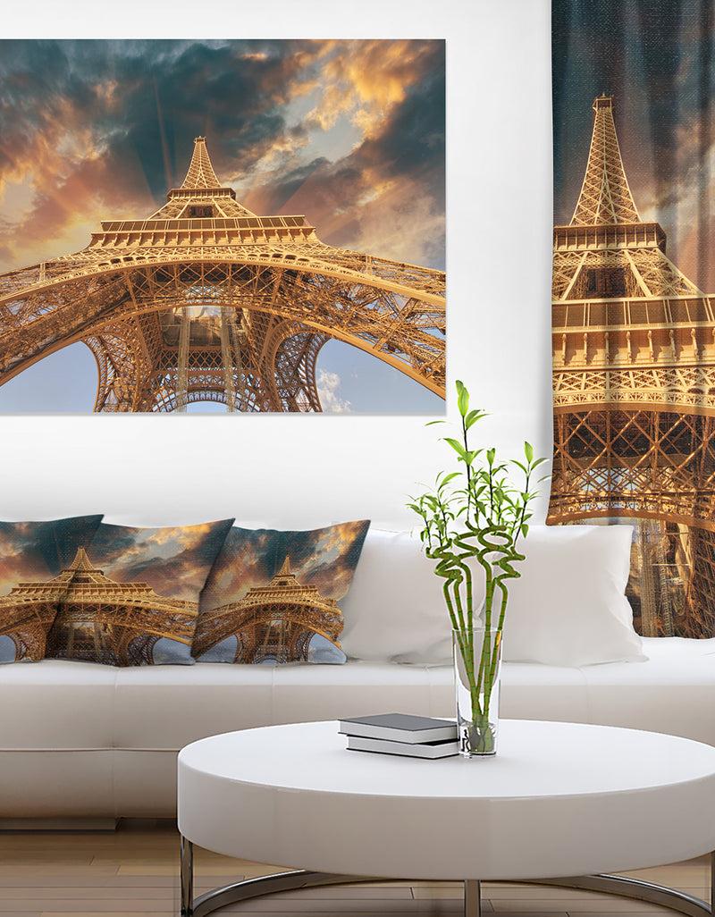 DesignQ Paris Eiffel Tower In Paris With Sunset Colors - Cityscape Canvas Print