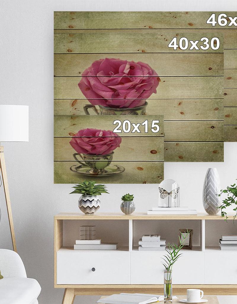 DesignQ Red Rose In Cup And Saucer - Floral Farmhouse Print On Natural Pine Wood