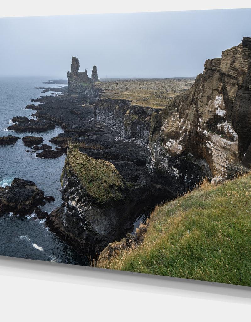 DesignQ Rocky And Scenic Iceland Beach - Landscape Wall Artwork
