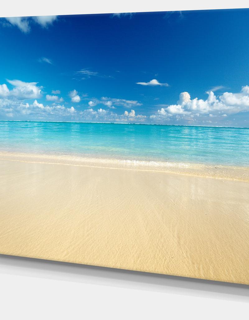 DesignQ Sand Of Beach In Calm Caribbean Shore - Modern Seascape Canvas Artwork