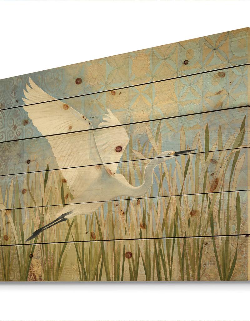 DesignQ Snowy Egret In Flight VII - Farmhouse Print On Natural Pine Wood