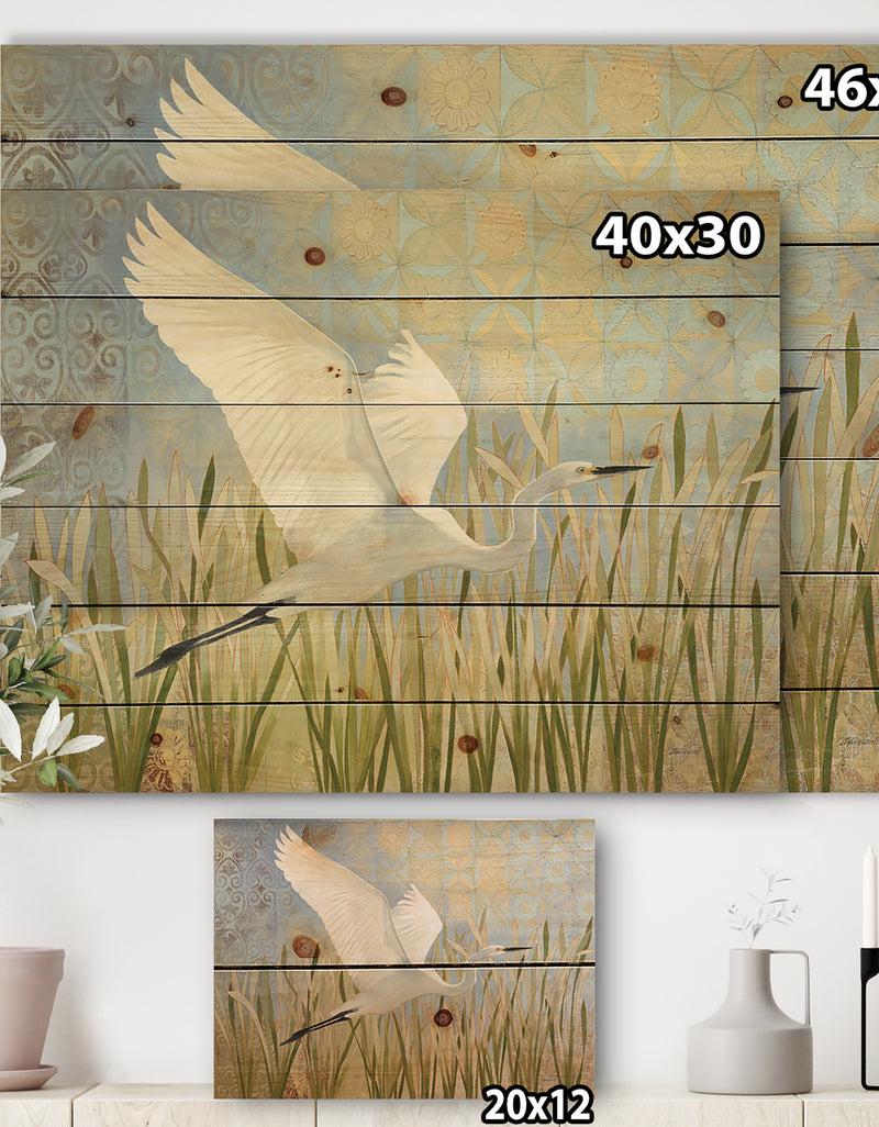 DesignQ Snowy Egret In Flight VII - Farmhouse Print On Natural Pine Wood