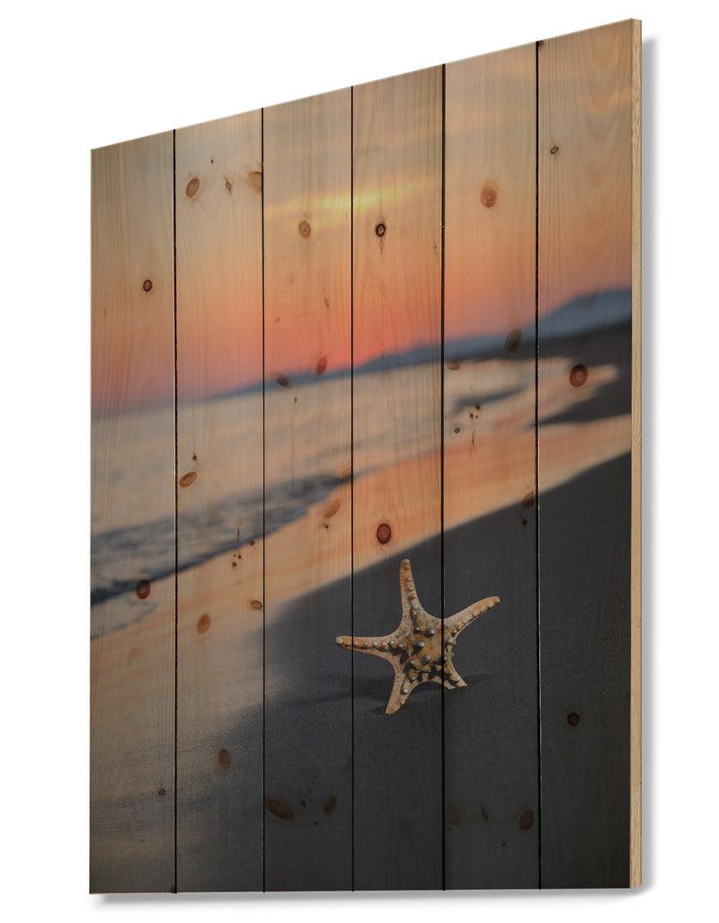 DesignQ Summer Beach With Starfish - Beach And Shore Print On Natural Pine Wood