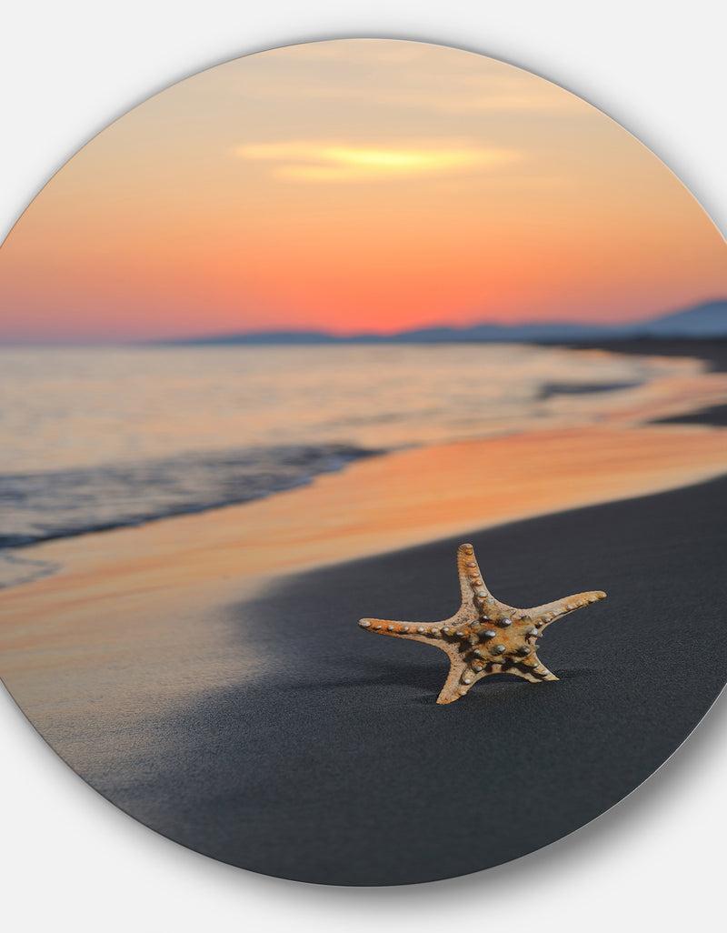 DesignQ Summer Beach With Starfish - Beach And Shore Round Wall Art