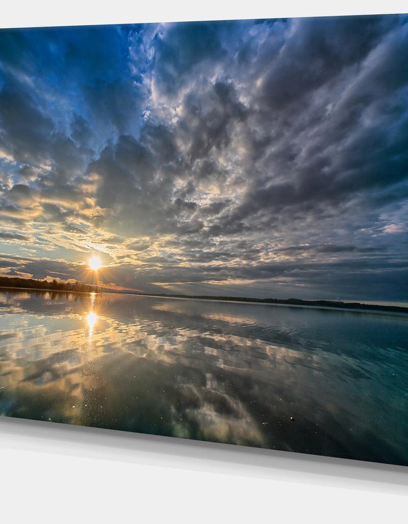 DesignQ Sunset With Dramatic Sky And Sea - Modern Seashore Canvas Wall Art Print