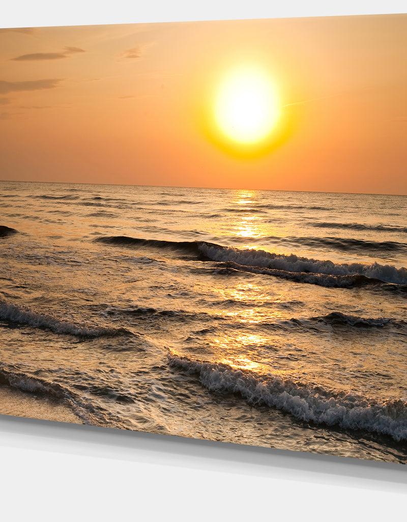 DesignQ Typical Sunrise With Tranquil Waves - Seashore Canvas Wall Art