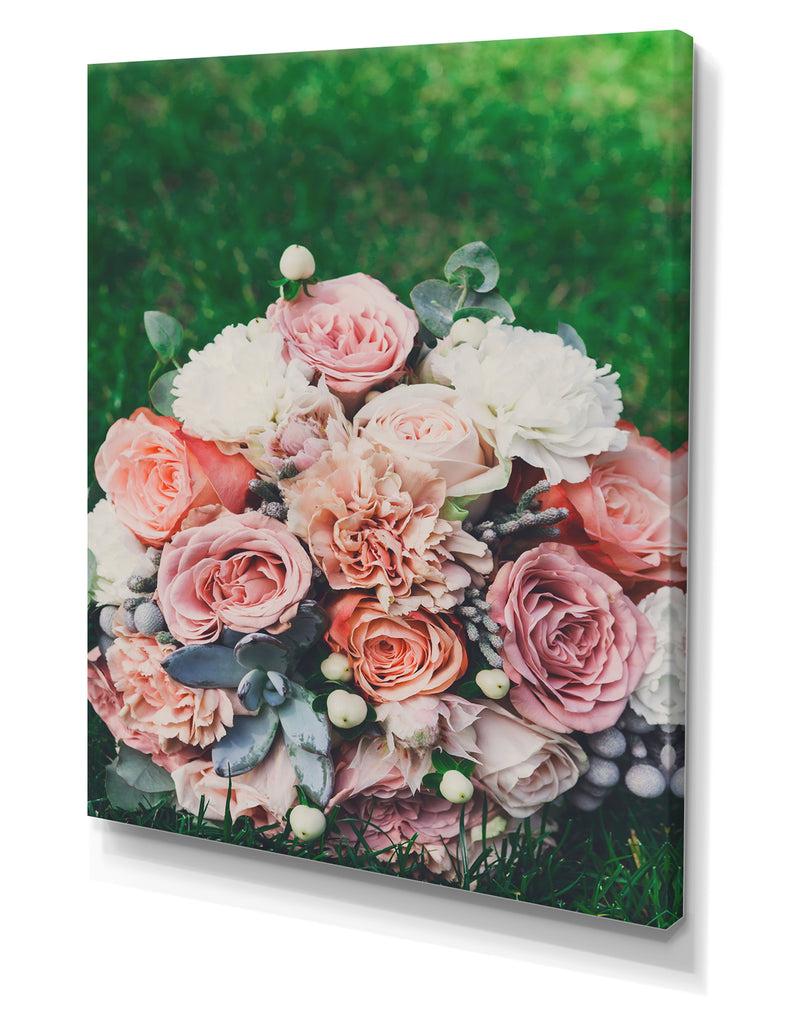 DesignQ Wedding Bouquet On Grass - Cottage Canvas Wall Art