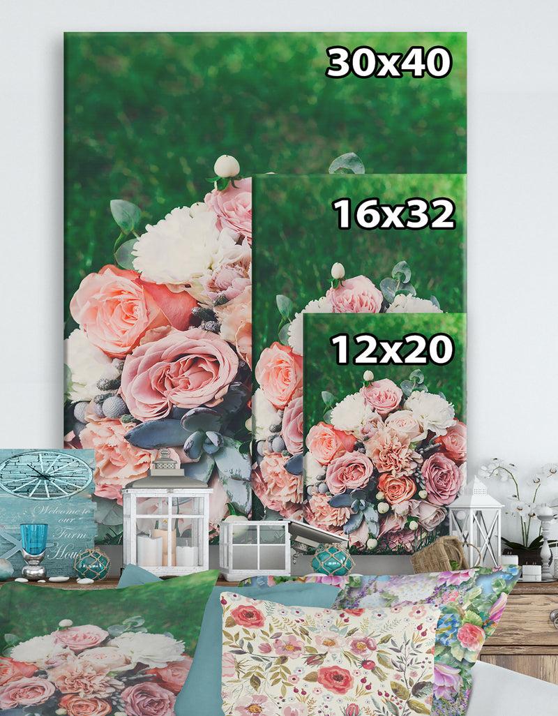 DesignQ Wedding Bouquet On Grass - Cottage Canvas Wall Art