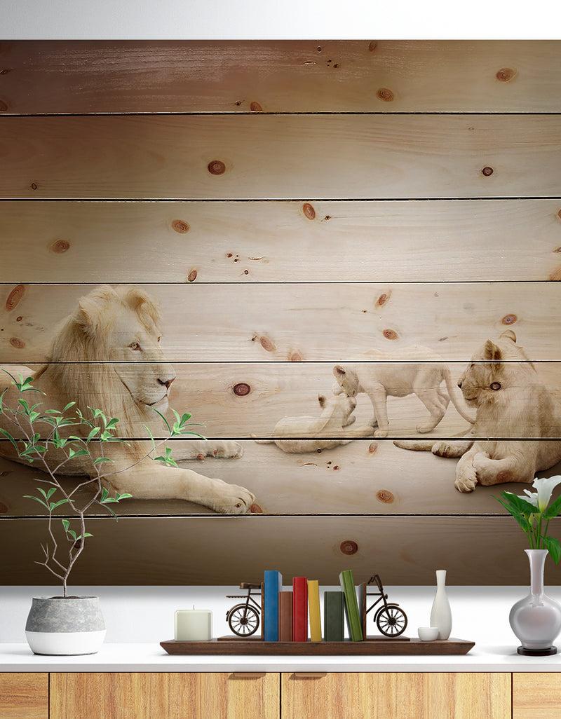 DesignQ White Lion Family - Animal Print on Natural Pine Wood
